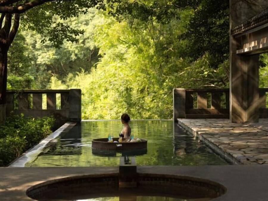 Una piscina al aire libre