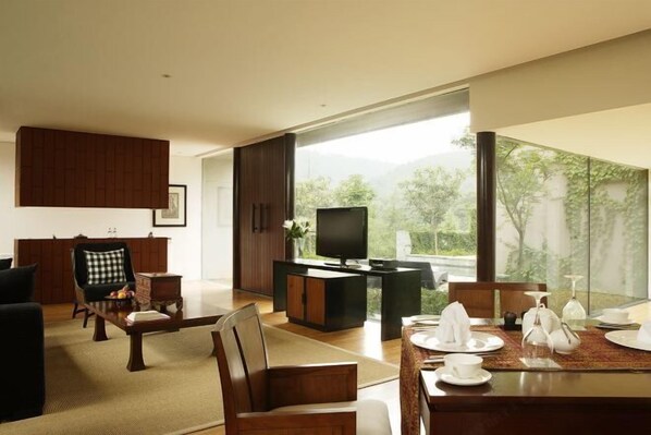 A modern living room with a dining area, large windows, and a flat-screen TV. - Kayumanis Nanjing Private Villa & Spa (Nanjing)