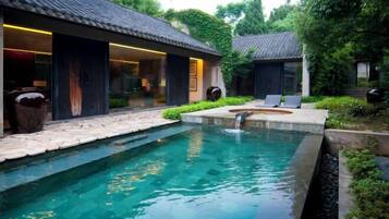 Una piscina al aire libre