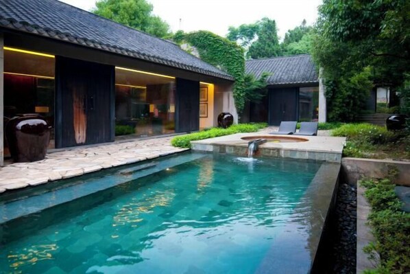 Una piscina al aire libre