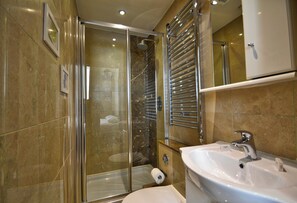 Douche, articles de toilette gratuits, sèche-cheveux
