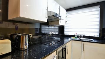 Een koelkast, een magnetron, een kookplaat