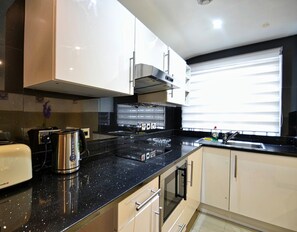 Réfrigérateur, micro-ondes, plaque de cuisson, cafetière/bouilloire