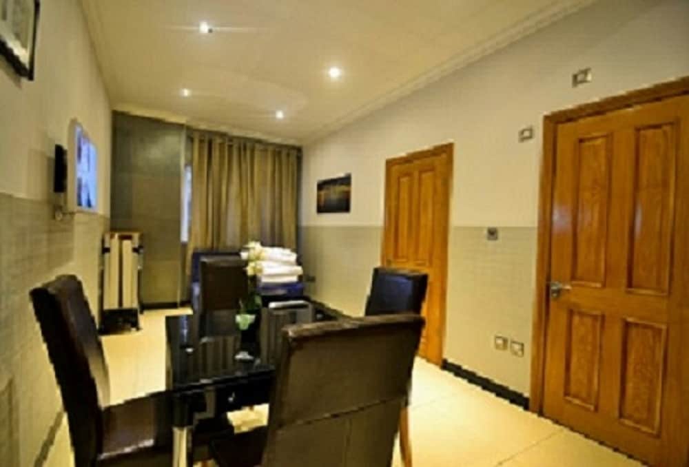 Hyde Park Apartments photo 6