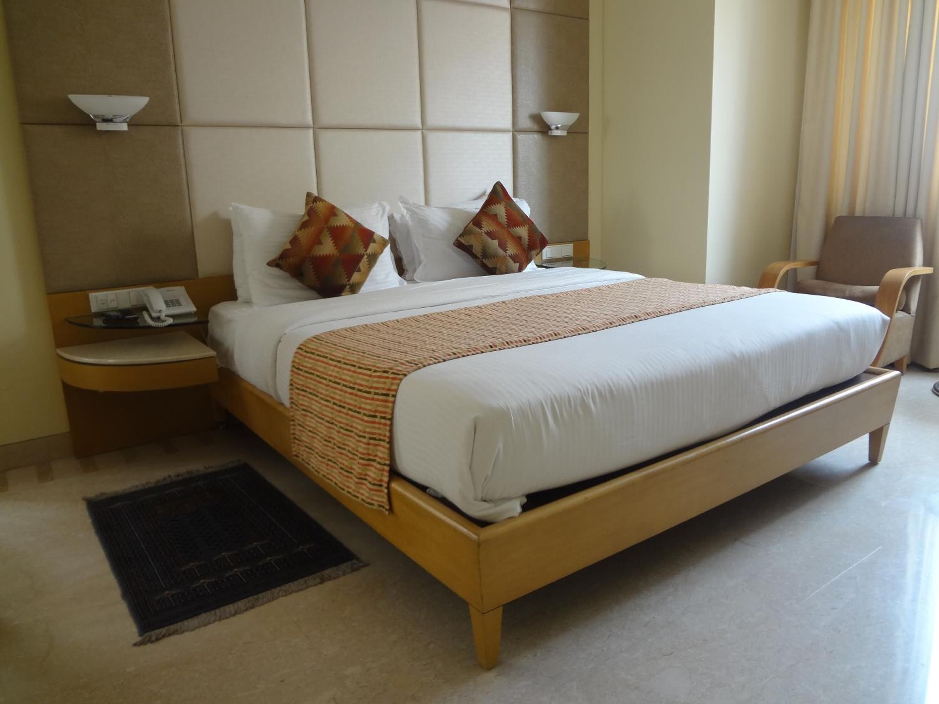 in-room safe, desk, laptop workspace, blackout curtains