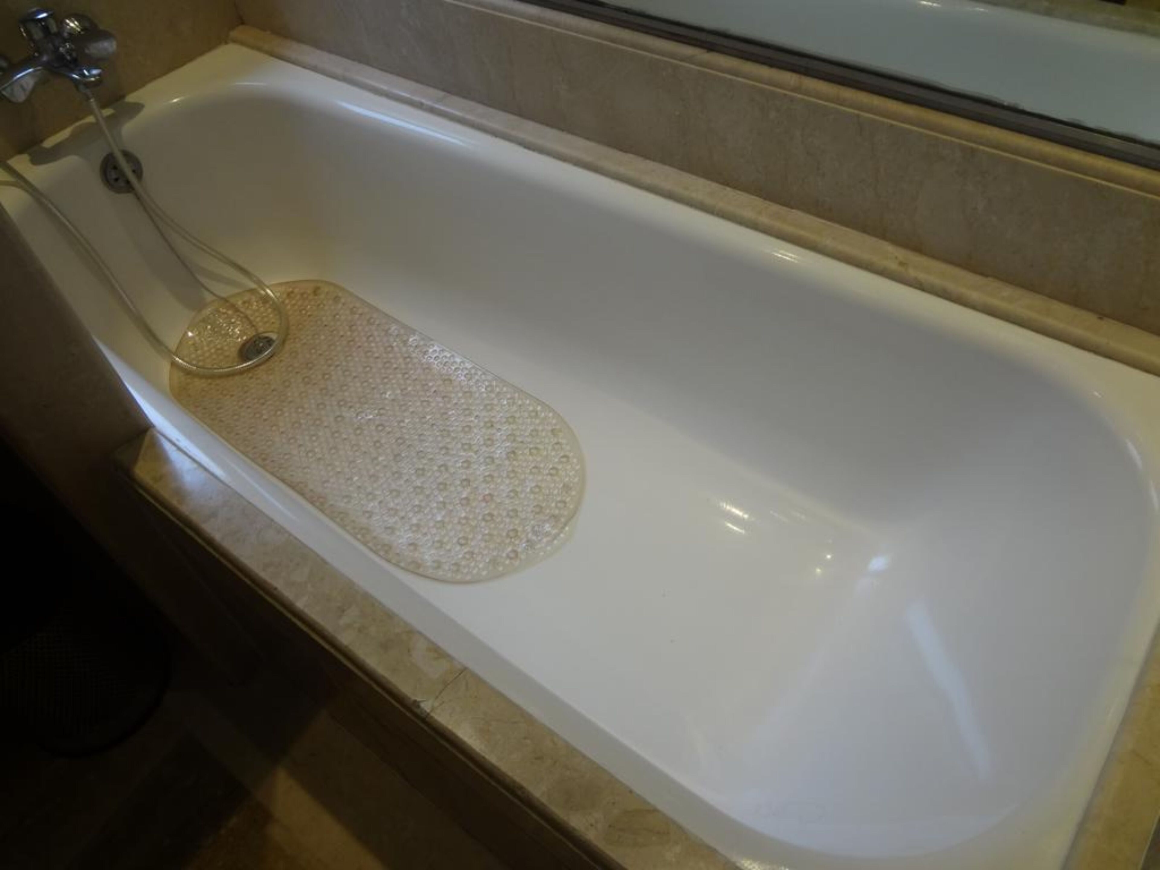 combined shower/bathtub, rainfall showerhead, free toiletries