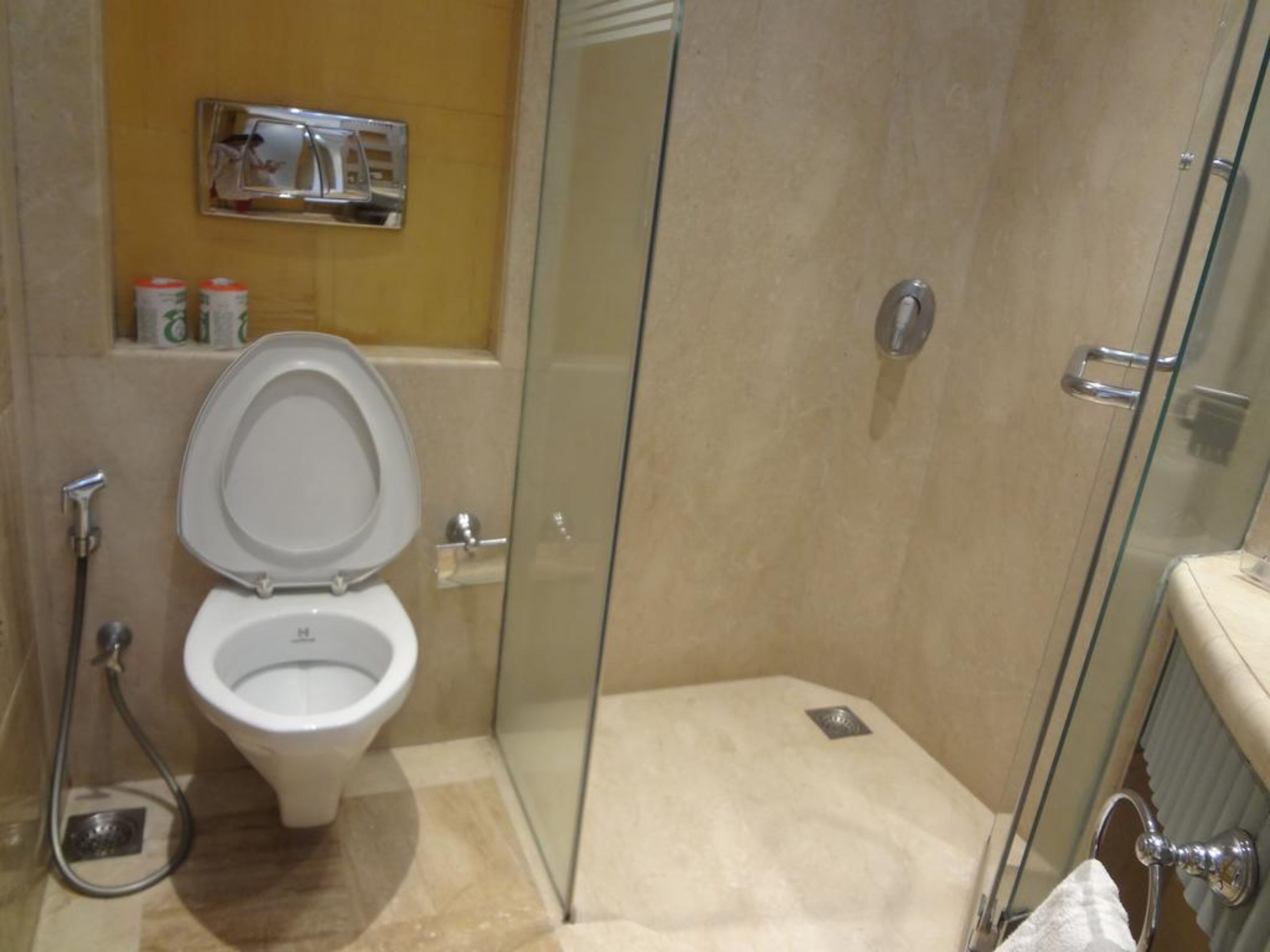 deluxe double or twin room | bathroom | combined shower/bathtub, rainfall showerhead, free toiletries