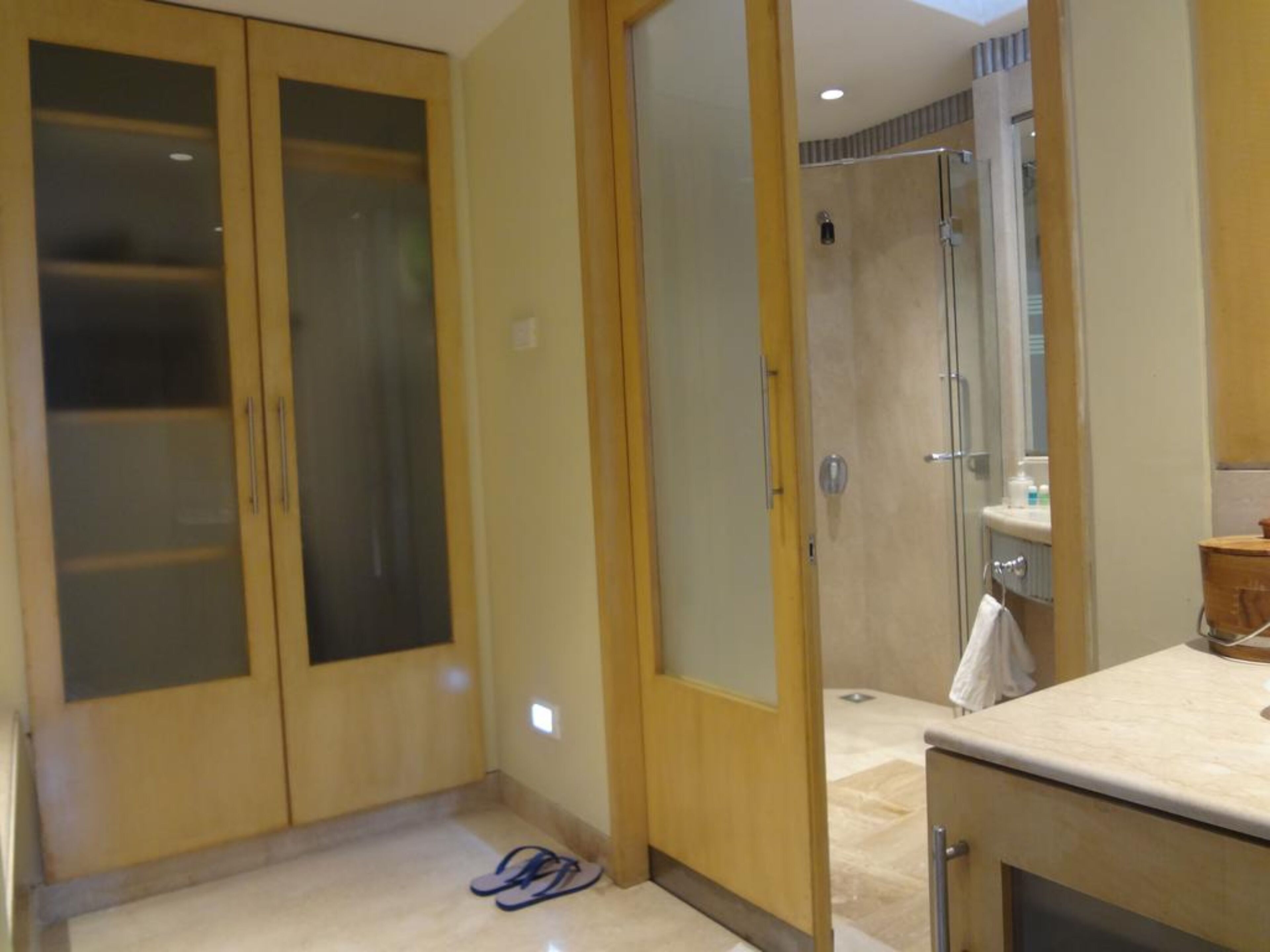 combined shower/bathtub, rainfall showerhead, free toiletries