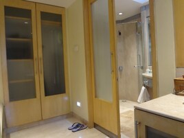 Combined shower/tub, rainfall showerhead, free toiletries, hair dryer