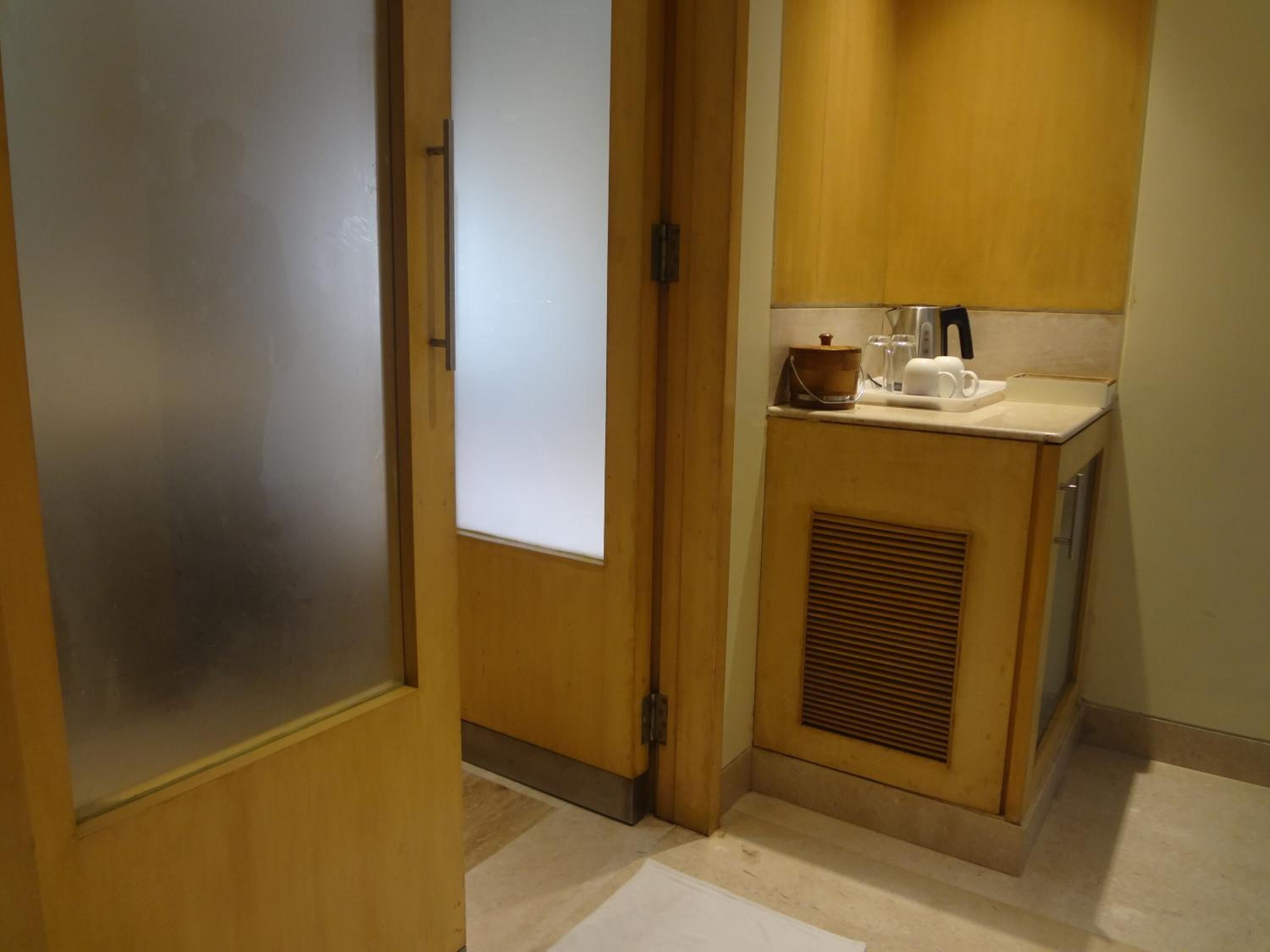 combined shower/bathtub, rainfall showerhead, free toiletries