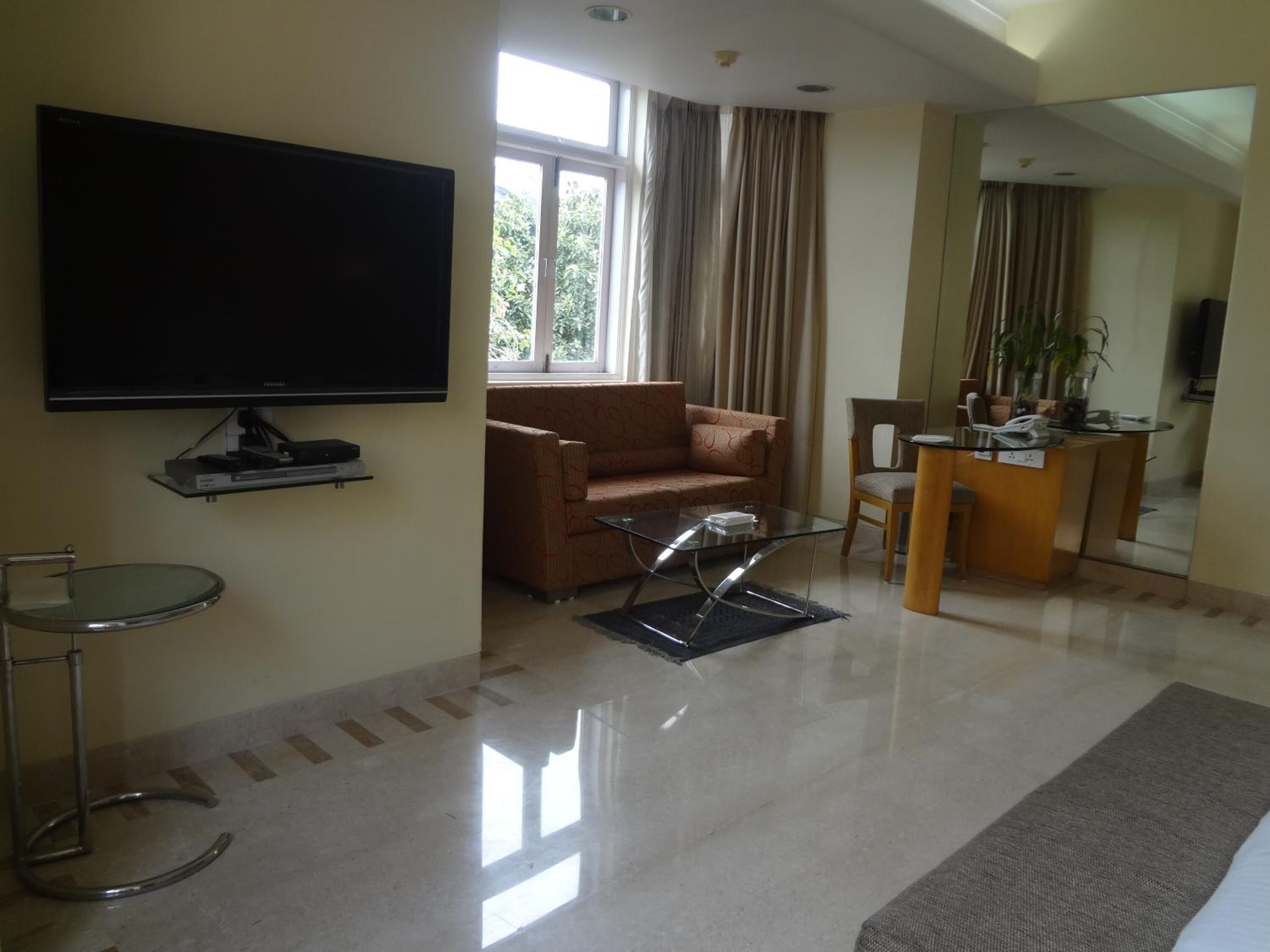 32-inch lcd tv with satellite channels, tv