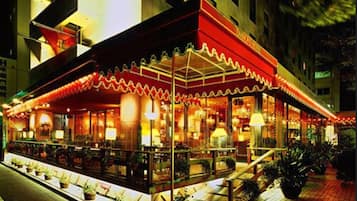 2 restaurants, breakfast, lunch served; Chinese cuisine