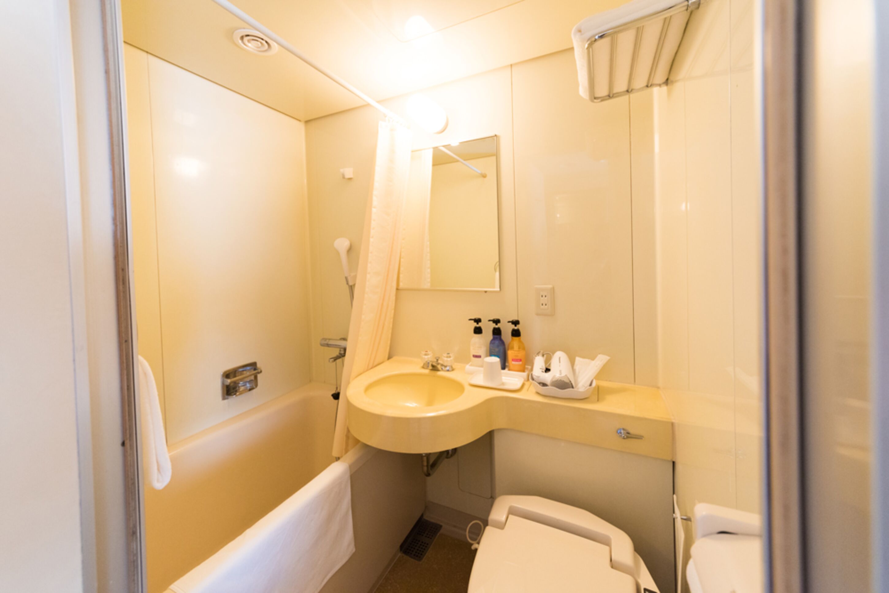 combined shower/bathtub, deep-soaking bathtub, hair dryer, slippers