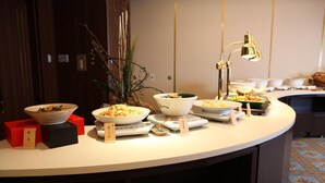 供应午餐和晚餐