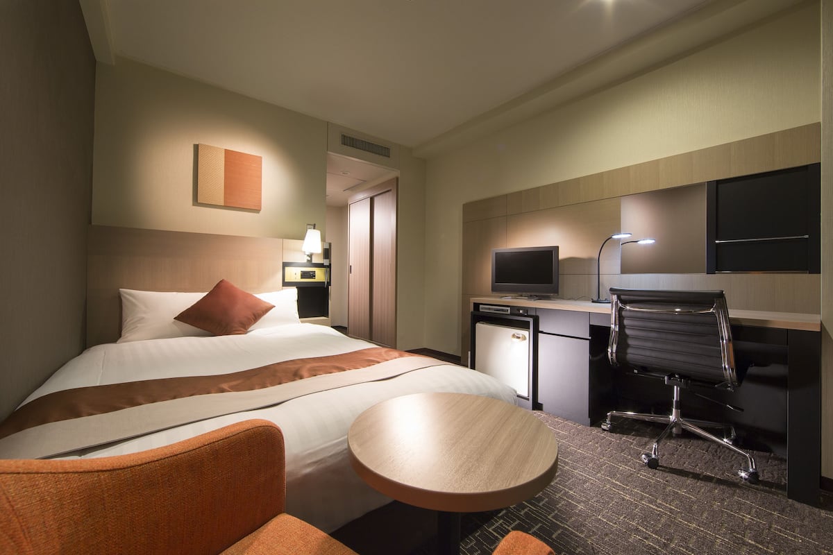 Premium bedding, down duvets, desk, blackout curtains