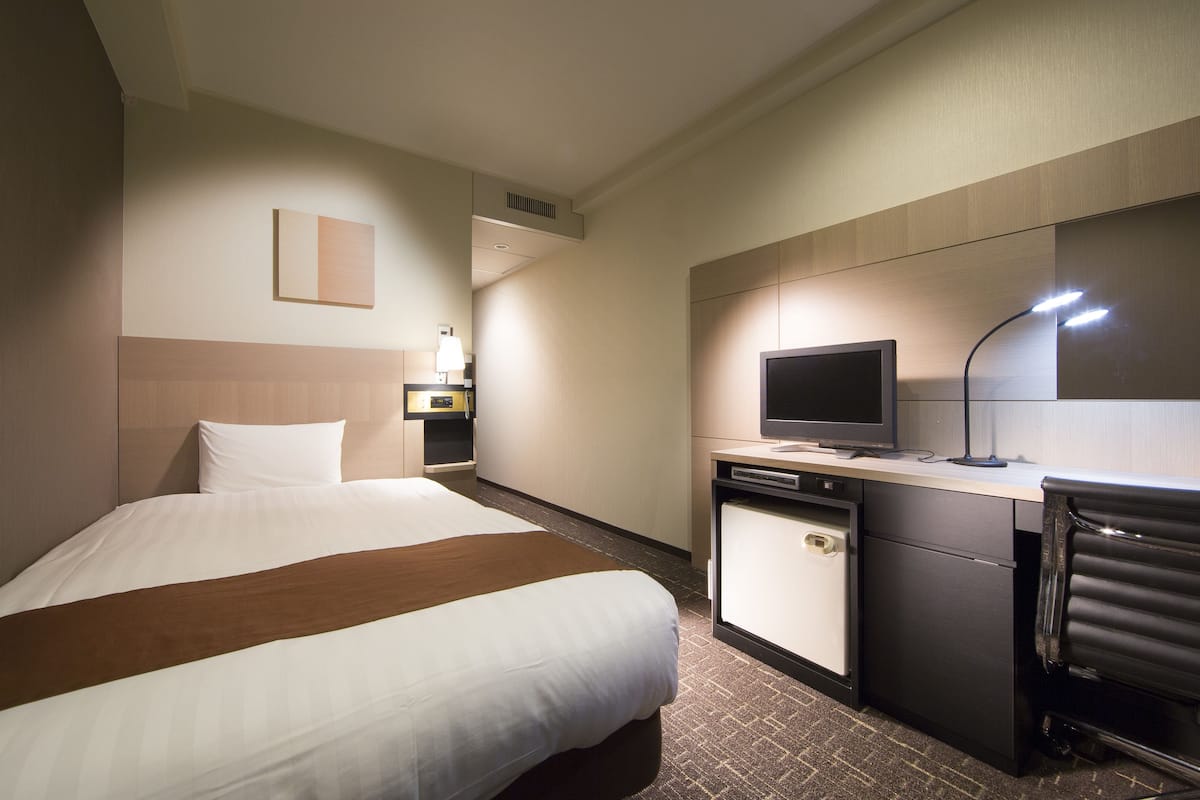 Premium bedding, down duvets, desk, blackout curtains