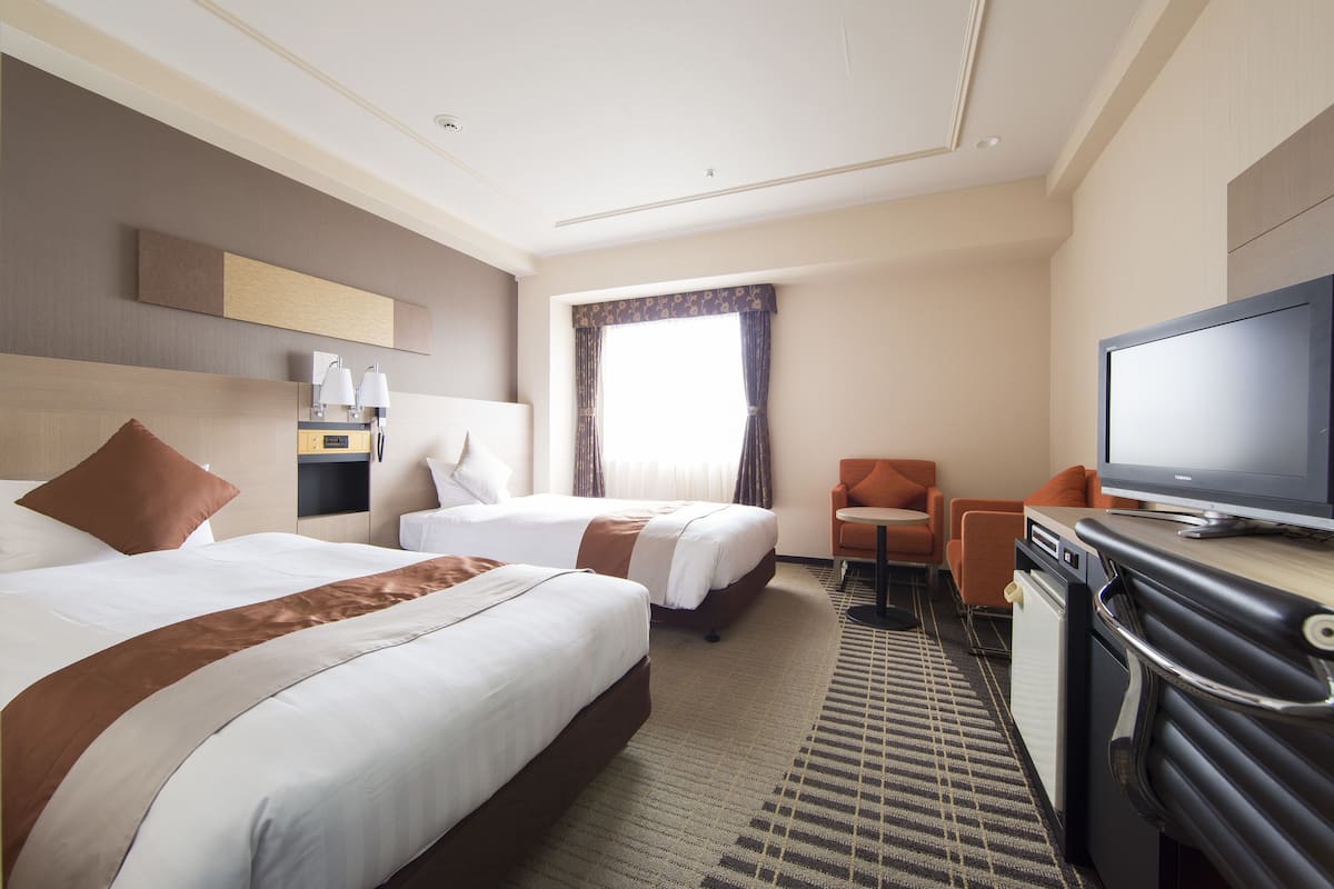 Premium bedding, down duvets, desk, blackout curtains