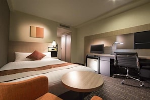Premium bedding, down duvets, desk, blackout curtains - Meitetsu New Grand Hotel (Nagoya)