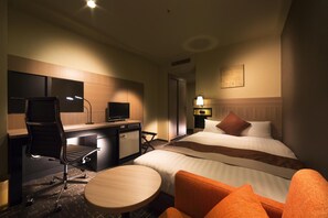 Premium bedding, down comforters, desk, blackout drapes