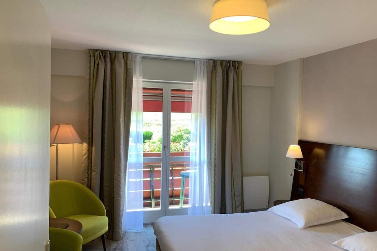 soundproofing, free cots/infant beds, rollaway beds, free wifi