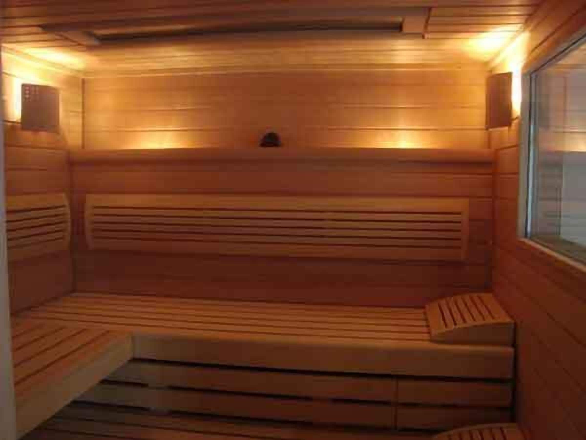 Una sauna con paredes y bancos de madera.