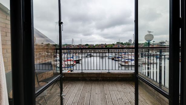 View from property - Base Serviced Apartments - The Docks (Liverpool)