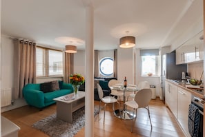 Standard Apartment, 1 Bedroom | In-room dining