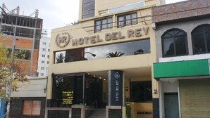 A hotel named "HOTEL DEL REV" with a modern facade, large windows, and a visible entrance. - Hotel del Rey (La Plata)