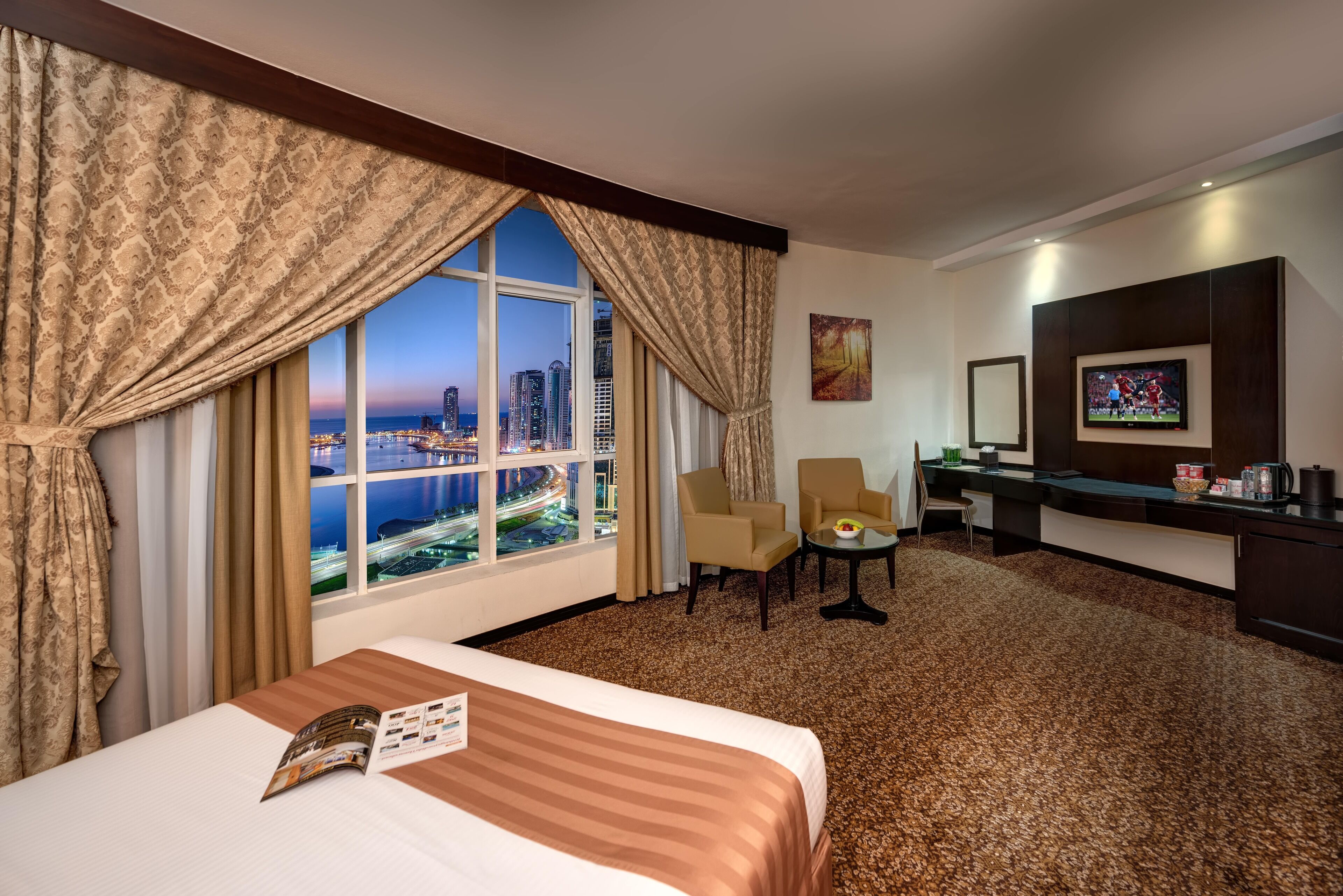 Business kamer, 1 kingsize bed | Donzen dekbedden, bedden met traagschuimmatras, een minibar