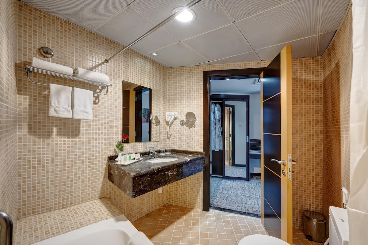 One Bedroom Suite | Edredón, camas con efecto memoria y minibar