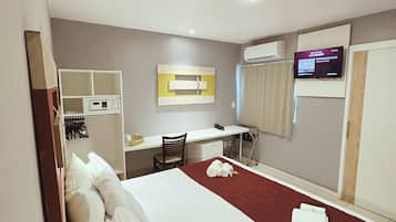 Dobbeltrom | Safe på rommet, skrivebord, blendingsgardiner og wi-fi (inkludert)