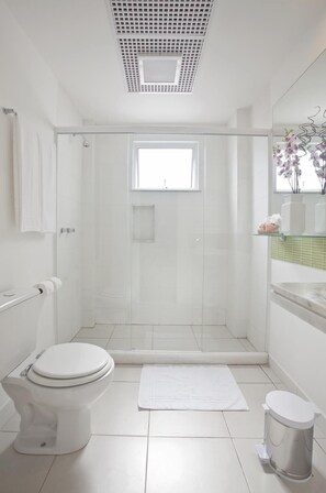 Dusche, Bidet, Handtücher, Seife