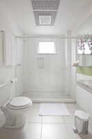 Ducha, bidet, toallas, jabón