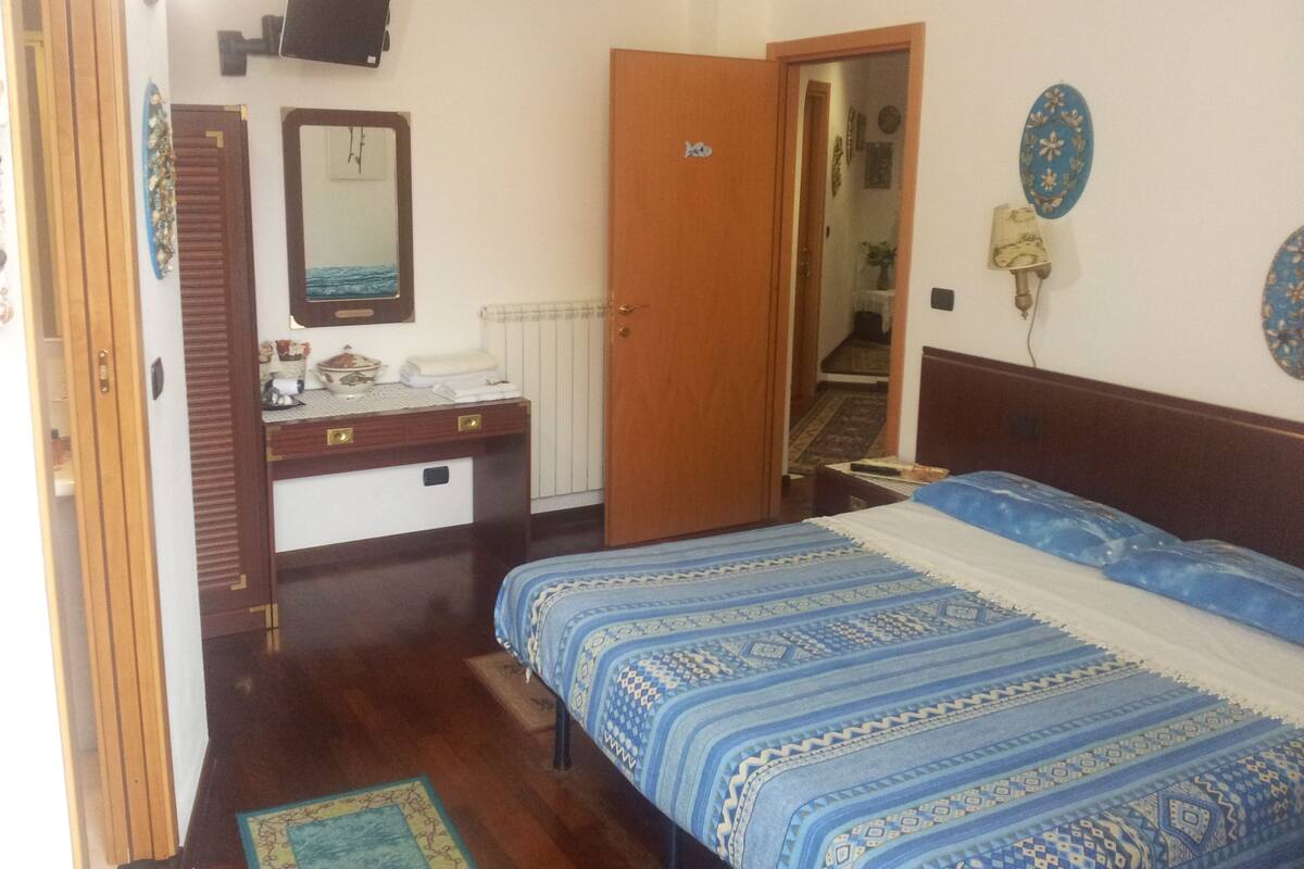 Double Room | Egyptian cotton sheets, rollaway beds, free WiFi
