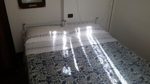 Kamar Double (small) | Seprai katun Mesir, tempat tidur lipat/tambahan, dan Wi-Fi gratis
