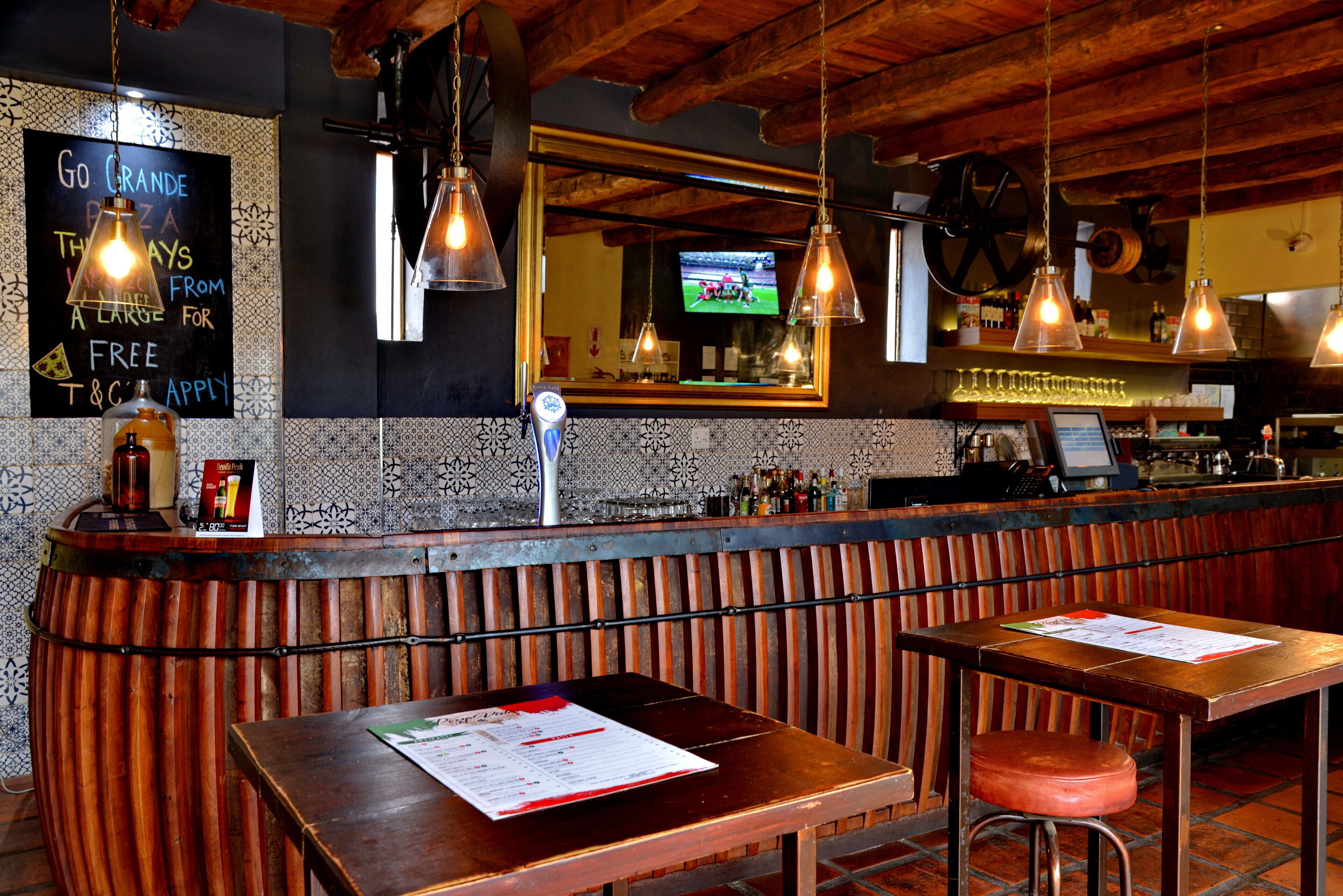 2 restaurantes, se sirven comidas, cenas y cocina a la parrilla