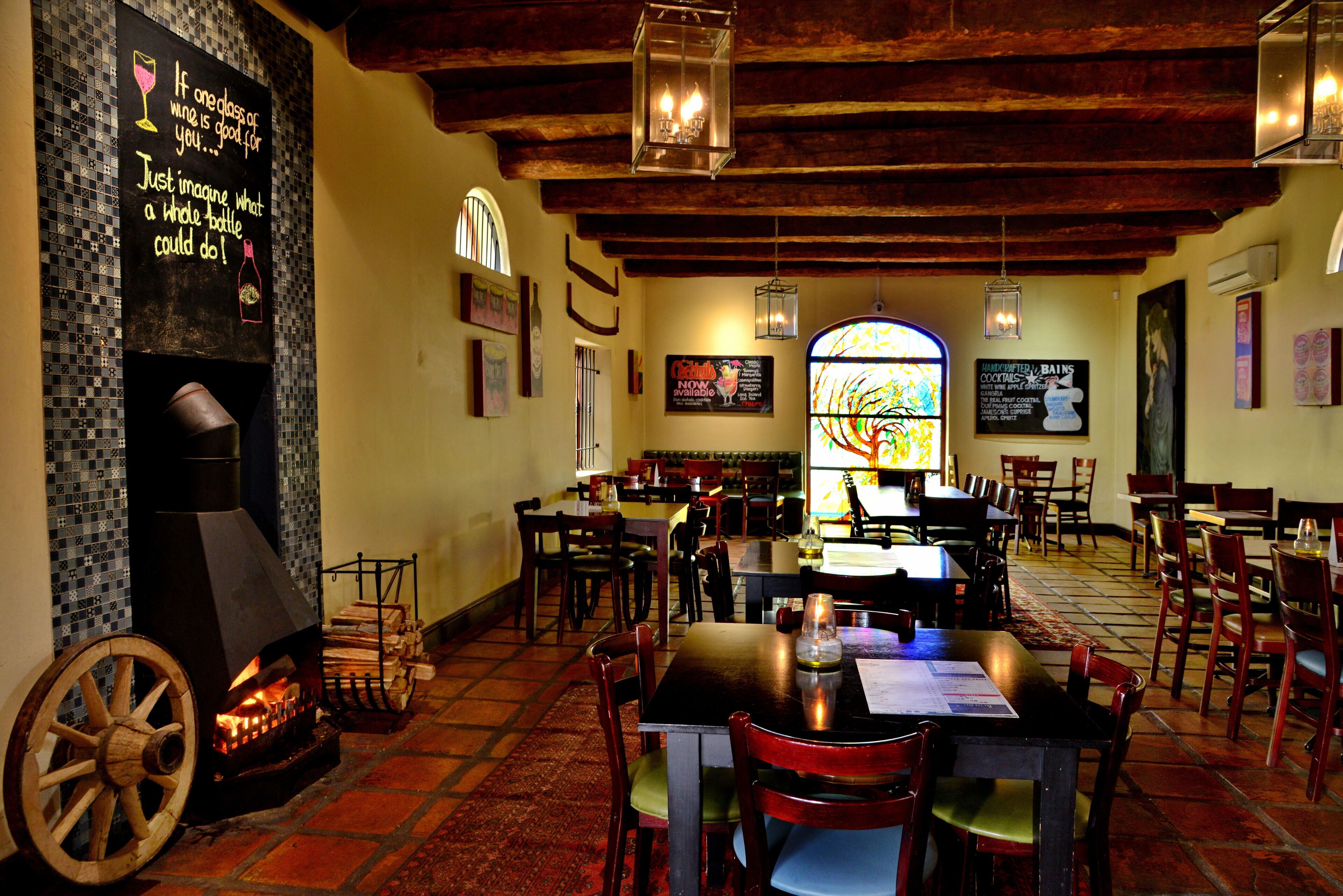 2 restaurants; lunch and dinner served 