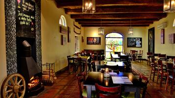2 restaurants; lunch and dinner served
