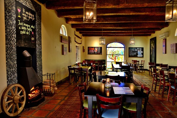 2 restaurants; lunch and dinner served