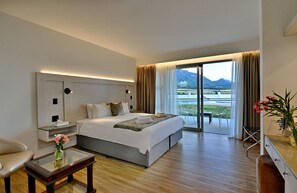 Premium bedding, minibar, in-room safe, laptop workspace - Val Du Charron Wine & Leisure Estate (Wellington)