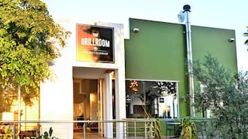 2 restaurants, lunch, dinner served; barbecue