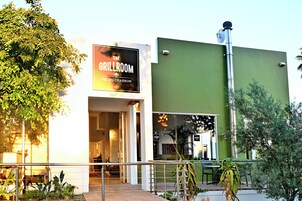 2 restaurants; lunch and dinner served 