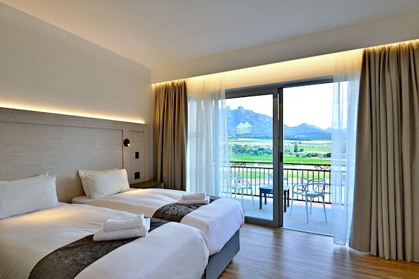 Habitación superior con 1 cama doble o 2 individuales, balcón, vistas a la montaña | Ropa de cama de alta calidad, minibar, caja fuerte