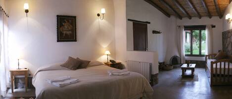 Tallelokero huoneessa, työpöytä, ilmaiset vauvansängyt, lisävuoteet