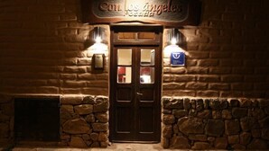 Fachada da propriedade à noite