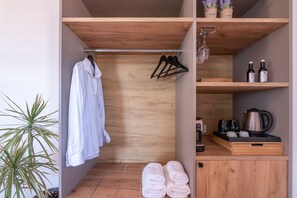 Dobbeltrom, sjøutsikt | Minibar (inkludert), safe på rommet og skrivebord