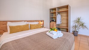 Quarto casal, vista para o mar | Frigobar (abastecido com itens grátis), cofres nos quartos, escrivaninha