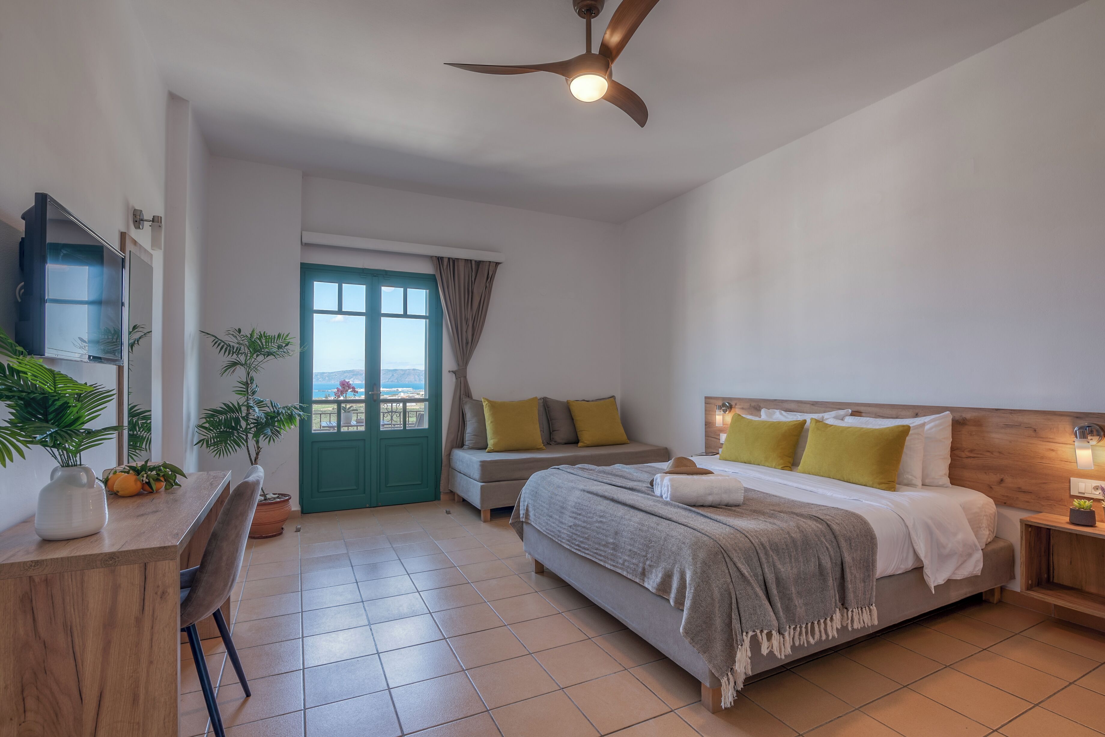 Rom – deluxe, sjøutsikt | Minibar (inkludert), safe på rommet og skrivebord