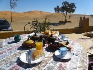 Café da manhã completo grátis todos os dias