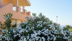 A building with balconies and a clear sky. - Sa Fiorida Apartments (Valledoria)